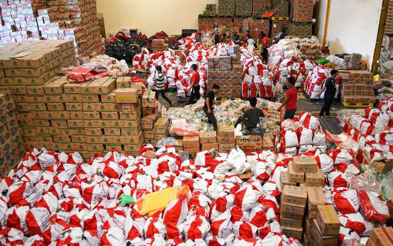 Le gouvernement indonésien fournit des alimentaires de base aux pauvres. Photo. Antara