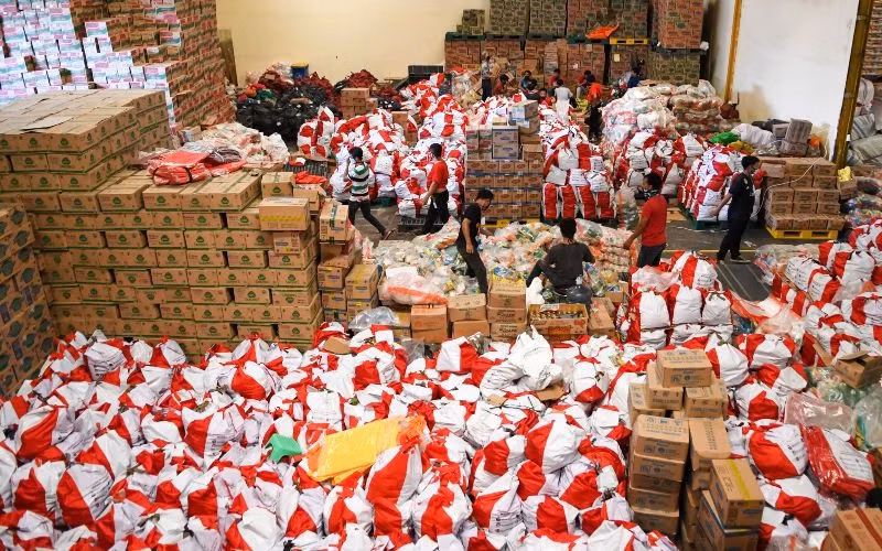 Le gouvernement indonésien fournit des alimentaires de base aux pauvres. Photo. Antara