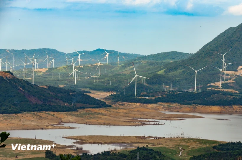 Le Vietnam doit investir davantage dans les domaines des énergies renouvelables, de la gestion des déchets tout en développant l'agriculture verte et les transports à faibles émissions de carbone. Photo: VietnamPlus