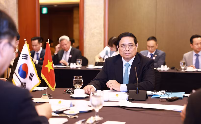 Le Premier ministre Pham Minh Chinh prend un déjeuner-débat avec des experts et des scientifiques sud-coréens dans le domaine des semi-conducteurs et de l'intelligence artificielle. Photo: VNA