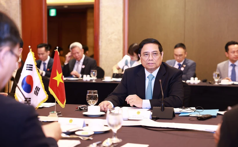 Le Premier ministre Pham Minh Chinh prend un déjeuner-débat avec des experts et des scientifiques sud-coréens dans le domaine des semi-conducteurs et de l'intelligence artificielle. Photo: VNA
