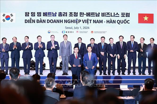 Le Premier ministre Pham Minh Chinh assiste à la remise des procès-verbaux de coopération entre les entreprises vietnamiennes et sud-coréennes, le 1er juillet à Séoul. Photo: VNA