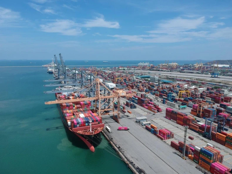 Un navire au port en eau profonde de Laem Chabang, dans la province de Chon Buri, en Thaïlande. Photo: Bangkokpost.com