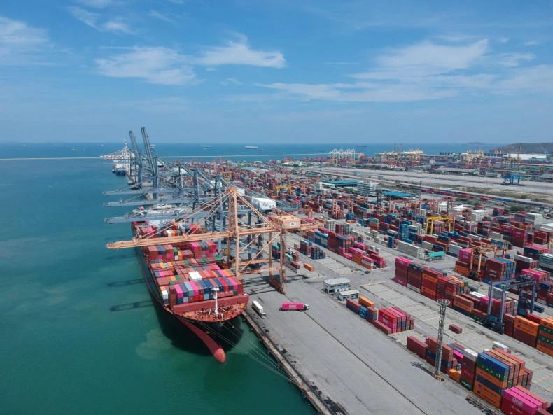 Un navire au port en eau profonde de Laem Chabang, dans la province de Chon Buri, en Thaïlande. Photo: Bangkokpost.com