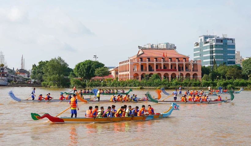 Les circuits fluviaux urbains attirent un grand nombre de touristes à Hô Chi Minh-Ville. Photo: VNA