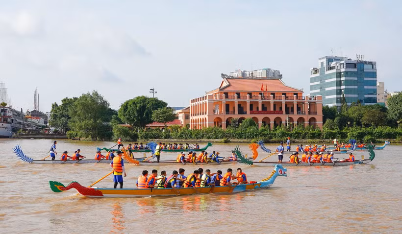 Les circuits fluviaux urbains attirent un grand nombre de touristes à Hô Chi Minh-Ville. Photo: VNA