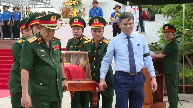 Quang Binh : Inhumation des restes de 16 soldats volontaires et experts vietnamiens tombés au Laos . Photo: VNA