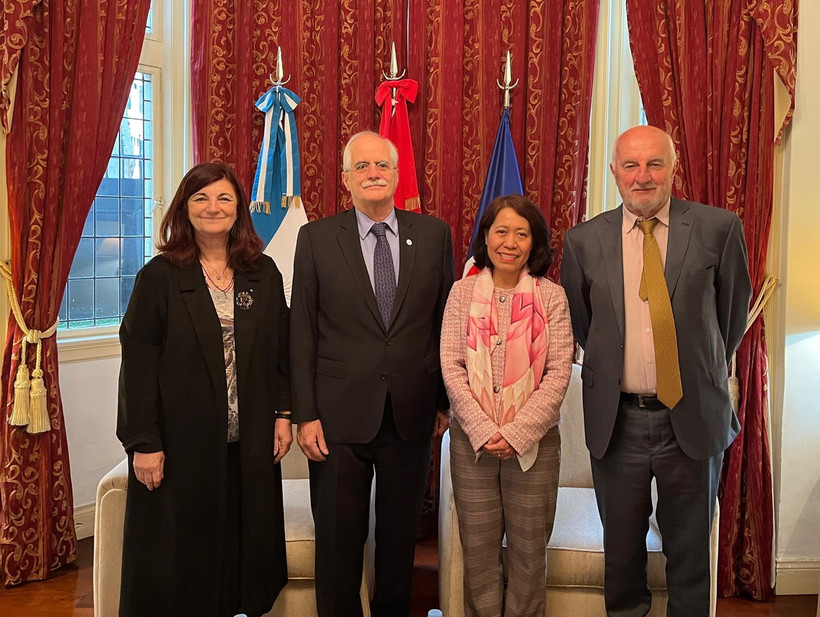 L'ambassadrice du Vietnam en Argentine, Ngô Minh Nguyêt, rencontre Jorge Taiana, chef du département des relations internationales du Parti justicialiste (PJ), ancien ministre argentin de la Défense et des Affaires étrangères. Photo: VNA