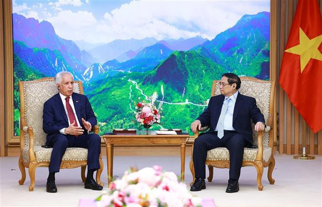 Le Premier ministre Pham Minh Chinh (droite) reçoit le ministre d'Etat aux Affaires étrangères de l'Etat du Qatar, Sultan bin Saad Al-Muraikhi