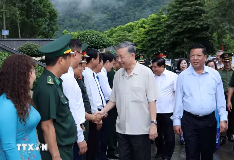 Le président To Lam et les délégués présents au vestige national spécial de Pac Bo, commune de Truong Ha, district de Ha Quang. Photo: VNA