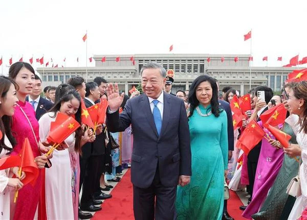Le secrétaire général du Parti communiste du Vietnam (PCV) et président vietnamien, Tô Lâm, et son épouse, quittent Pékin, terminant avec succès leur visite d'État en Chine, de trois jours, depuis le 18 août. Photo: VNA