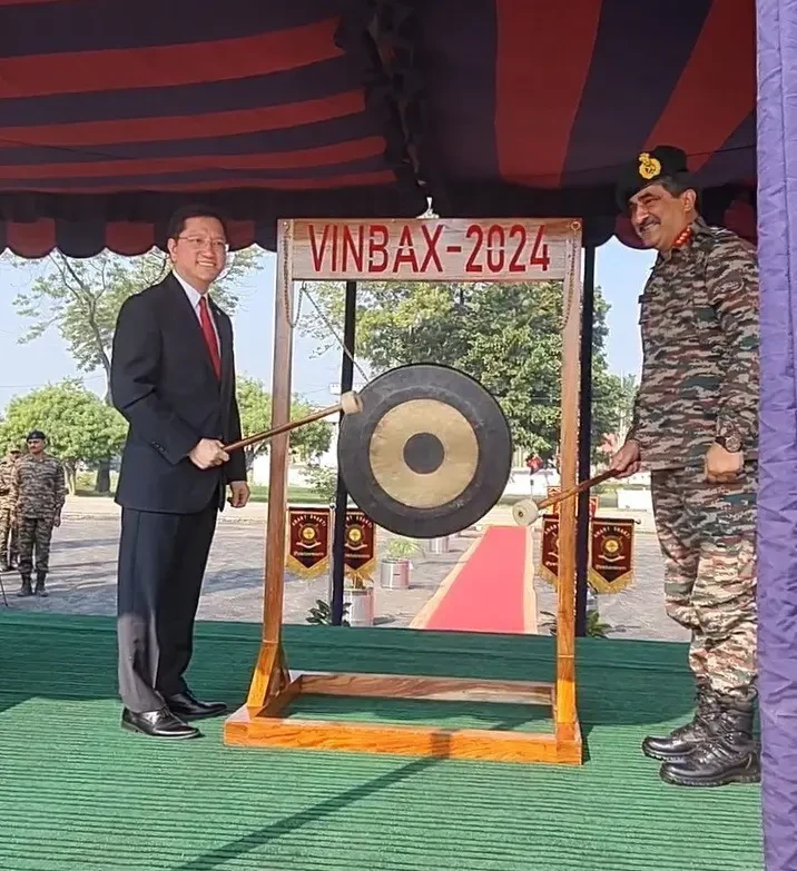 L'ambassadeur du Vietnam en Inde, Nguyên Thanh Hai et le général de division Rajesh Pushkar, commandant en chef du corps de Kharga coprésident la cérémonie d'ouverture du VINBAX 2024. Photo: VNA