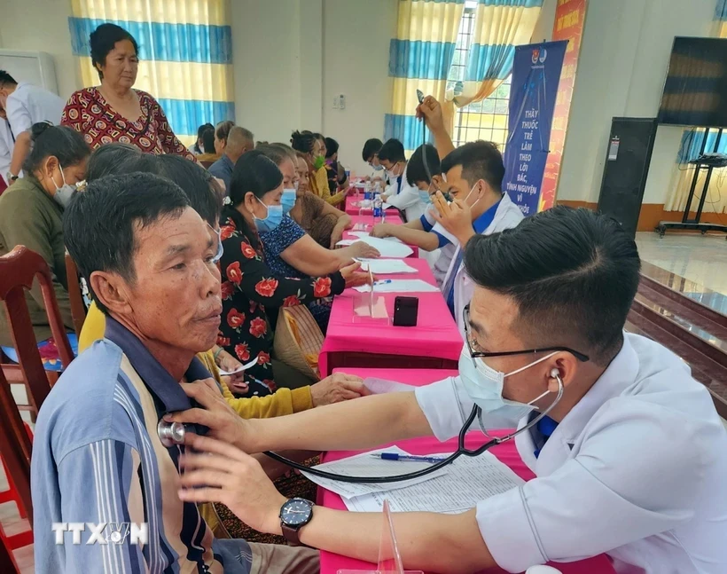 De jeunes médecins organisent des examens médicaux et fournissent des médicaments gratuits pour les habitants de la commune côtière de Nam Thai A, district d'An Bien, province de Kiên Giang. Photo: VNA