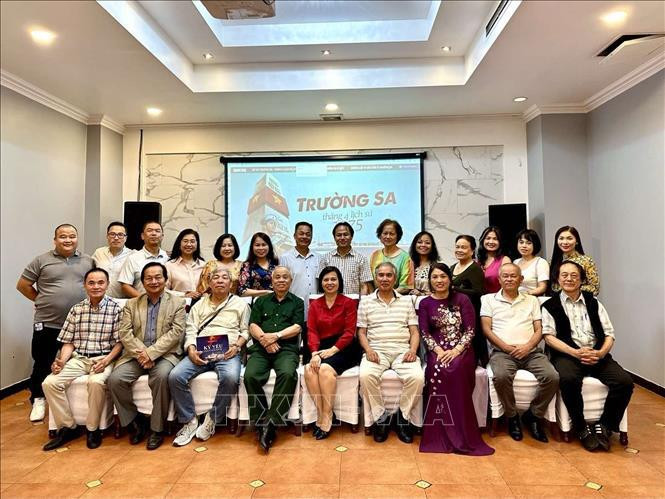 L'ambassadrice du Vietnam en Hongrie, Nguyên Thi Bich Thao et des représentants du club Truong Sa. Photo: VNA