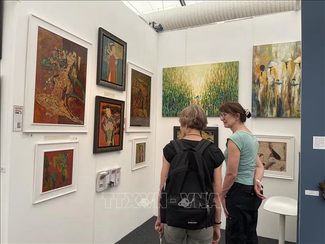 Des oeuvres vietnamiennes exposées à la l'Affordable Art Fair de Londres. Photo: VNA 
