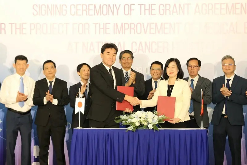 La ministre vietnamien de la Santé, Dao Hông Lan et Sugano Yuichi, représentant en chef de l'Agence japonaise de coopération internationale au Vietnam, présents à la cérémonie. Photo: nhandan.vn