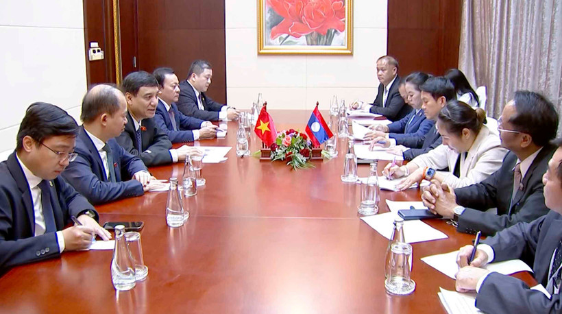 Le président de la Commission de la culture et de l'éducation de l’Assemblée nationale (AN) du Vietnam, Nguyên Dac Vinh, lors d'une séance de travail avec le président de la Commission socio-culturelle de l’AN du Laos, Bounta Theppavong. Photo: VNA