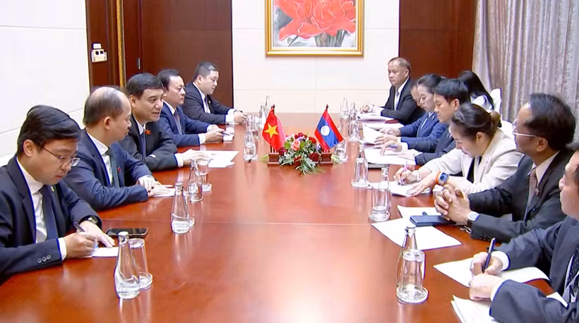 Le président de la Commission de la culture et de l'éducation de l’Assemblée nationale (AN) du Vietnam, Nguyên Dac Vinh, lors d'une séance de travail avec le président de la Commission socio-culturelle de l’AN du Laos, Bounta Theppavong. Photo: VNA