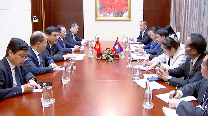 Le président de la Commission de la culture et de l'éducation de l’Assemblée nationale (AN) du Vietnam, Nguyên Dac Vinh, lors d'une séance de travail avec le président de la Commission socio-culturelle de l’AN du Laos, Bounta Theppavong. Photo: VNA