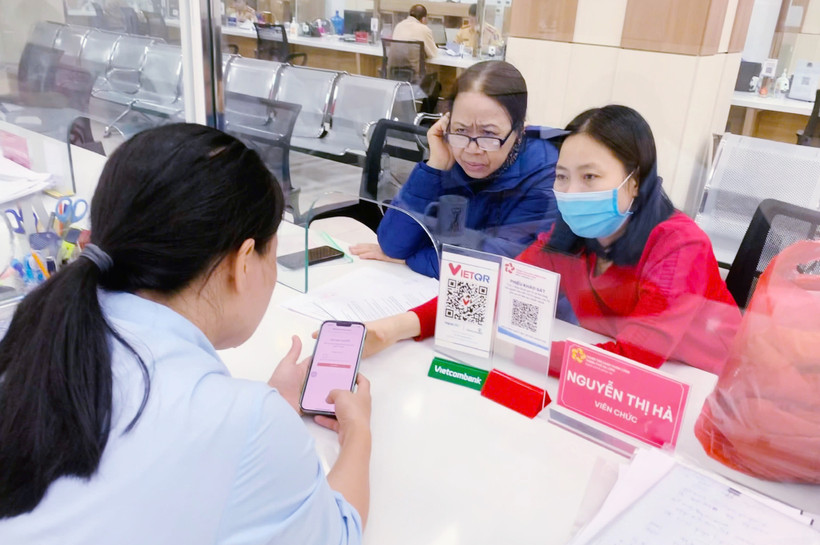 Traiement de procédures administratives en ligne au Centre des services publics de la ville d'Ha Long. Photo: baoquangninh.vn