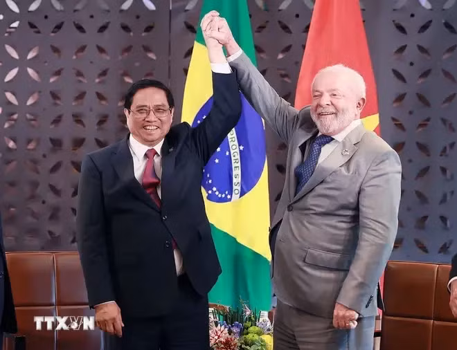 Le Premier ministre Pham Minh Chinh (gauche) et le président brésilien Luiz Inácio Lula da Silva, en mai 2023. Photo: VNA
