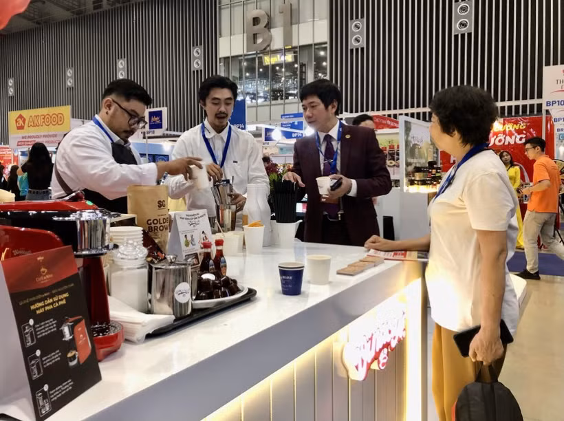 Visiteurs au Salon international du papier et de l'emballage du Vietnam. Photo: VNA