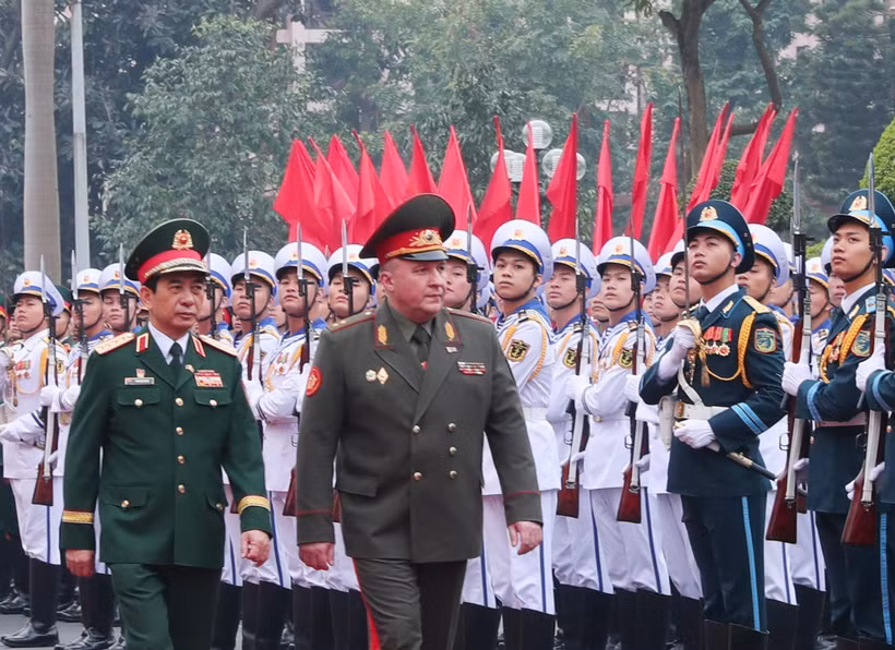 Le général Phan Van Giang, ministre de la Défense et le général de division Khrenin Viktor Gennadievich, ministre biélorusse de la Défense. Photo: VNA