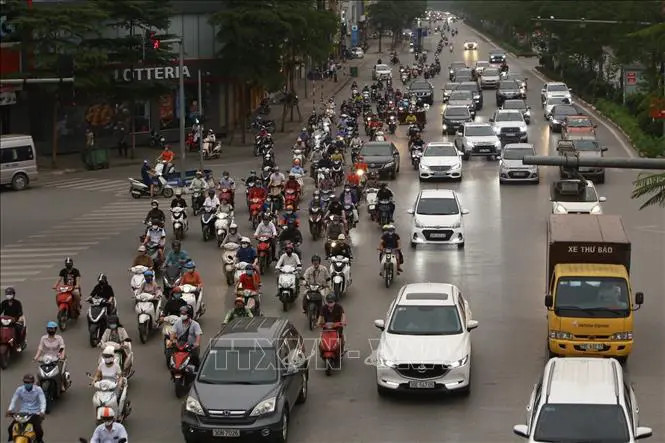 Le gouvernement a publié un décret concernant la gestion des véhicules automobiles étrangers et des étrangers participant à la circulation au Vietnam. Photo: VNA