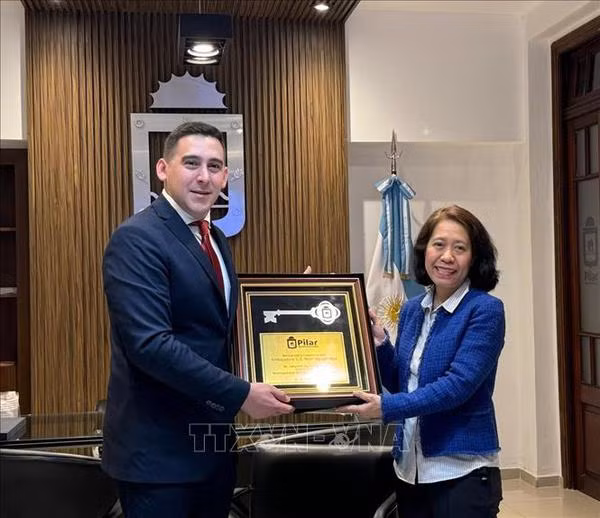 e maire de la ville de Pilar, Leopoldo Grumstrup décerne le certificat « Clé honoraire » de Pilar à l'ambassadrice du Vietnam en Argentine, Ngô Minh Nguyêt. Photo: VNA
