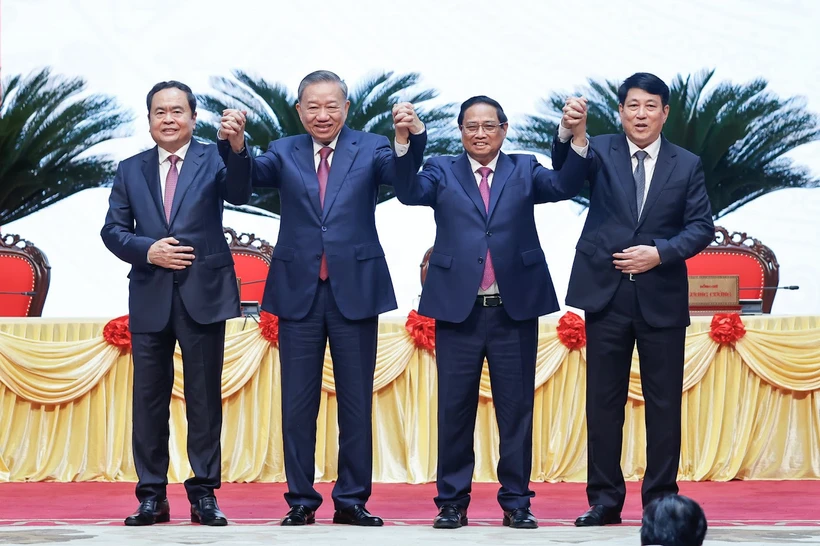 De gauche à droite: le président de l'Assemblée nationale Trân Thanh Mân, le secrétaire général du Parti communiste du Vietnam Tô Lâm, le Premier ministre Pham Minh Chinh et le président de la République Luong Cuong. Photo: VNA