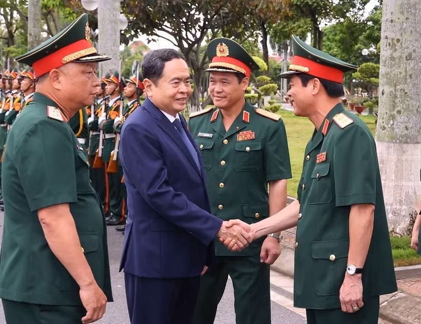 Le président de l’Assemblée nationale (AN), Trân Thanh Mân, et les responsables de la région militaire 3. Photo: VNA