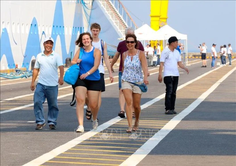 Des touristes étrangers au Vietnam. Photo: VNA