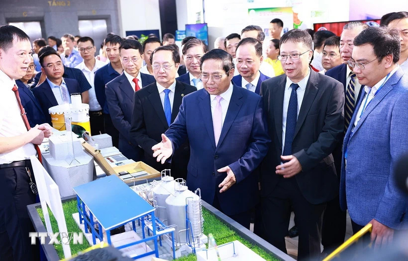 Le Premier ministre Pham Minh Chinh voit les produits appliqués à la science et à la technologie. Photo: VNA