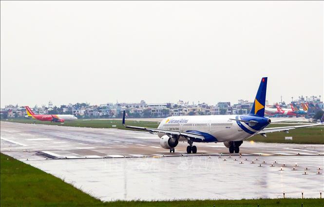 Suspension temporaire à partir du matin du 27 octobre des opérations dans 4 aéroports en raison du typhon Trami. Photo: VNA