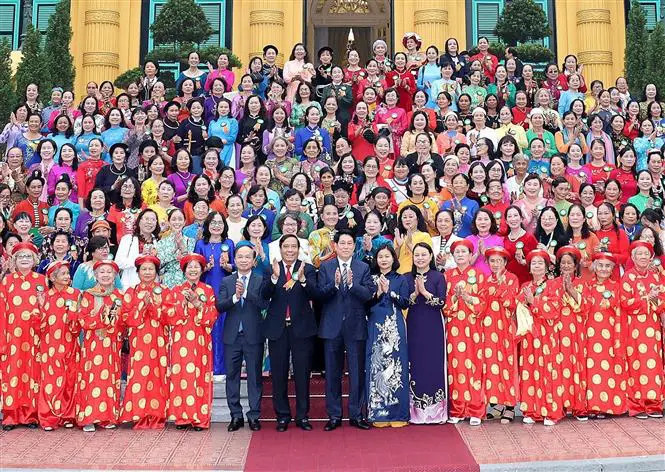 Le président de la République rencontre des femmes âgées exemplaires du pays. Photo: VNA