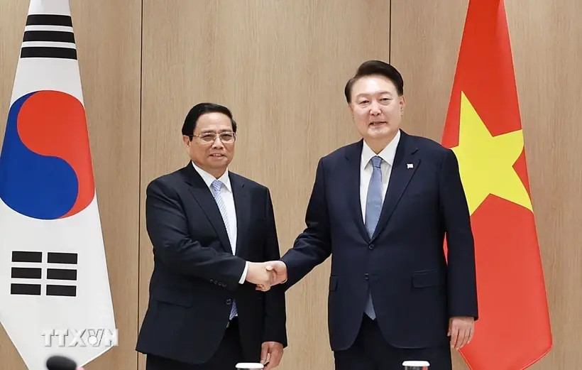 Le Premier ministre Pham Minh Chinh (gauche) et le président sud-coréen Yoon Suk Yeol. Photo : VNA