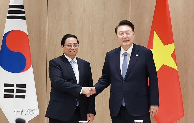 Le Premier ministre Pham Minh Chinh (gauche) et le président sud-coréen Yoon Suk Yeol. Photo : VNA