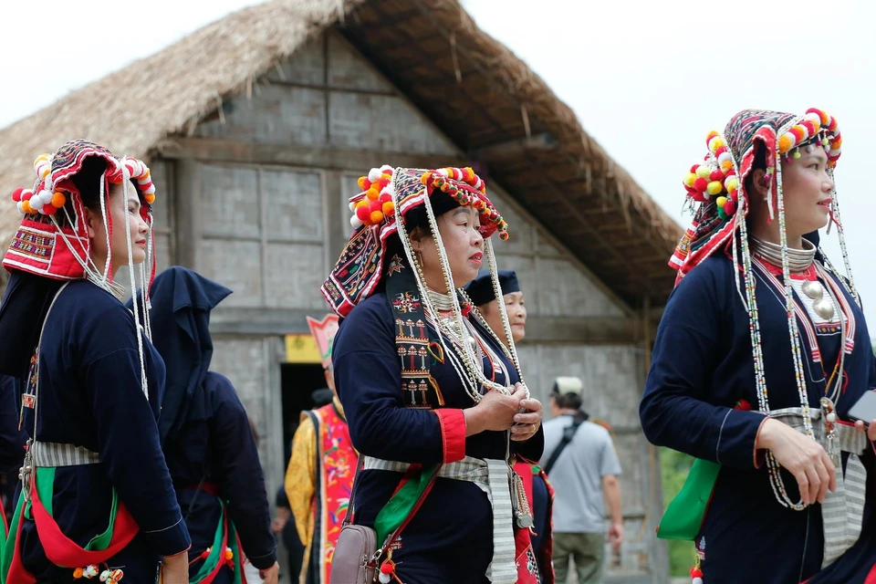 Le costume traditionnel des "Dao quân chet" reprend la couleur principale de l'indigo, associée à des motifs brodés, des accessoires sophistiqués.