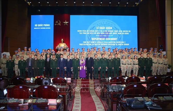 Le général Nguyen Chi Vinh, vice-ministre de la Défense et les cadres de l’hôpital de campagne du niveau 2 No 2 lors de la cérémonie de départ.