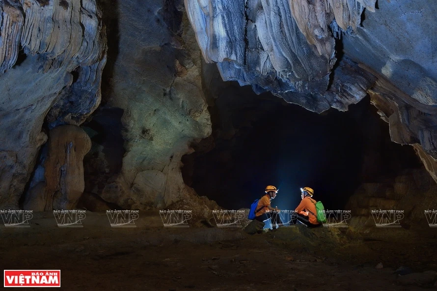 La magnifique grotte Cha Loi est nichée au pied d'une montagne calcaire dans la commune de Ngan Thuy, du district de Le Thuy. 