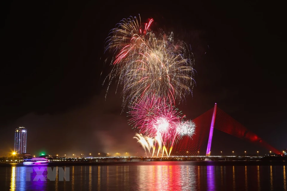 Le 1er janvier, le ciel de Da Nang a été éclairé par de spectaculaires feux d'artifice, pour marquer les 22 ans de sa reconnaissance en tant que ville du ressort central et saluer le Nouvel An.