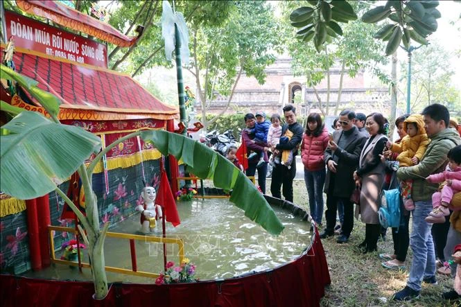 Un spectacle de la troupe de marionnette sur l'eau Song Que du district de Nam Truc au musée de la province de Nam Dinh.