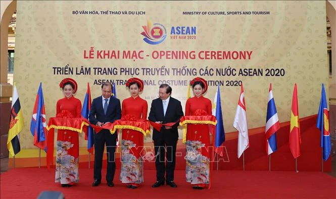 Le vice-ministre de la Culture, des Sports et du Tourisme Ta Quang Dong, et celui des Affaires étrangères Nguyen Quoc Dung coupent la bande inaugurale de l'exposition. 