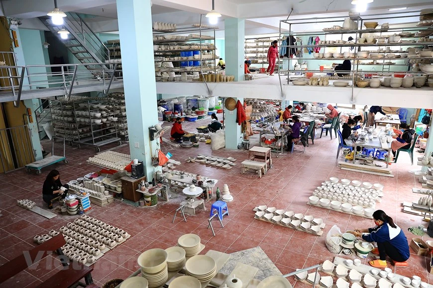 Situé à seulement 10 km au sud-est de Hanoï, le village de poterie de Bat Trang cultive une tradition vieille depuis plus de 500 ans. Ses produits en céramique sont toujours appréciés pour leur qualité avec de nombreux designs, modèles et types. 