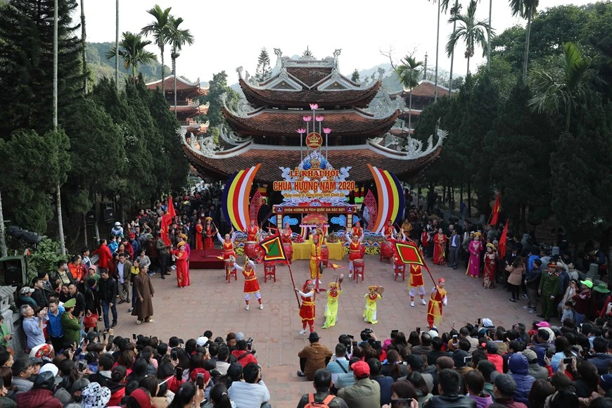 La cérémonie d'ouverture de la fête de la pagode des Parfums.