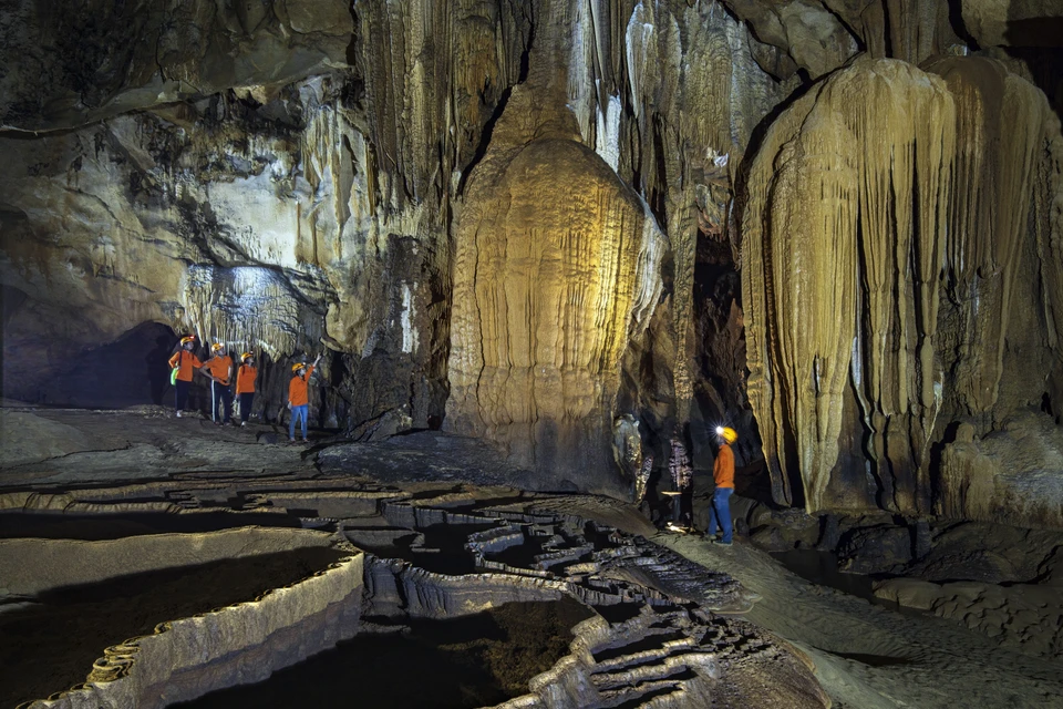 La grotte est à environ 50 km de la ville de Dong Hoi au sud-ouest. Au village de Coi Da (commune de Ngan Thuy, Le Thuy), les visiteurs parcourent une distance d'environ 2 km pour atteindre le pied de la montagne. En chemin, ils peuvent admirer les maisons sur pilotis des Van Kieu.