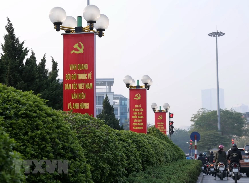 Des slogans célébrant le 13e Congrès national du Parti le long de la rue Xa Dan. 