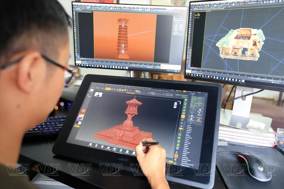 L'architecte Dinh Viet Phuong utilise la technologie 3D pour numériser des dessins de certains produits culturels bouddhistes. 