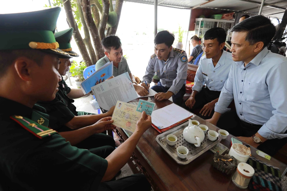 Les forces compétentes de la ville de Hai Phong (Nord) informent de l'exploitation des produits aquatiques conformément aux réglementations contre la pêche INN.