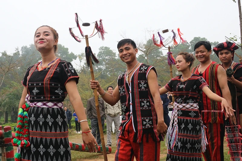 À chaque fin de l’année, quand il commence à faire froid et la brume blanche flotte sur le sommet du mont d’A tuc, d’ar Lâu, ect., quand le travail aux champs des habitants vivant dans la chaîne de Truong Son relevant du district d’A Luoi, province centrale de Thua Thiên-Huê a pris fin, les Tà Ôi préparent du riz gluant, d'excellents aliments et breuvages, ainsi que revêtent leurs plus beaux vêtements pour la fête du riz nouveau, appelée fête d’A Da. Elle a lieu pendant les premiers jours du Nouvel An. Elle est préparée pendant 1 mois et souvent organisée après la récolte des champs.